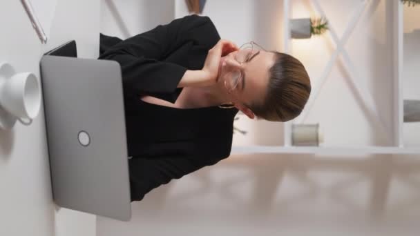 Вертикальное Видео Скучная Работа Сонная Женщина Онлайн Встреча Измученная Элегантная — стоковое видео
