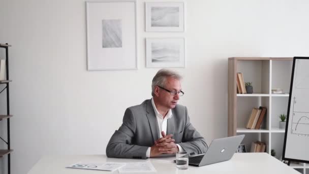 Business Webinar Video Interview Corporate Telecommuting Confident Smart Senior Male — kuvapankkivideo