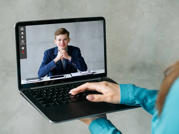 视频采访 虚拟会议 远程合作 商业伙伴讨论在数字办公室笔记本电脑屏幕上的在线工作 — 图库照片