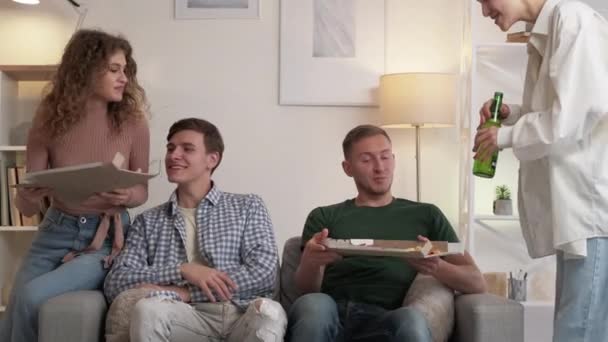 Καλό Διπλό Ραντεβού Συνάντηση Στο Σπίτι Πάρτι Γρήγορου Φαγητού Χαμογελώντας — Αρχείο Βίντεο