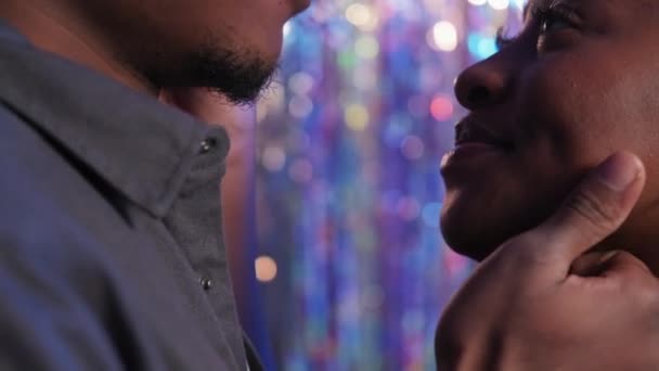Романтичні Почуття Люба Пара Щаслива Зустріч Захоплена Чорна Жінка Дивлячись — стокове відео