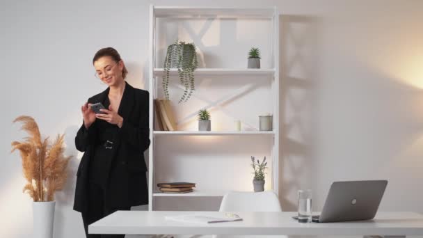 Work Break Happy Woman Mobile Communication Smiling Elegant Lady Suit — Stockvideo