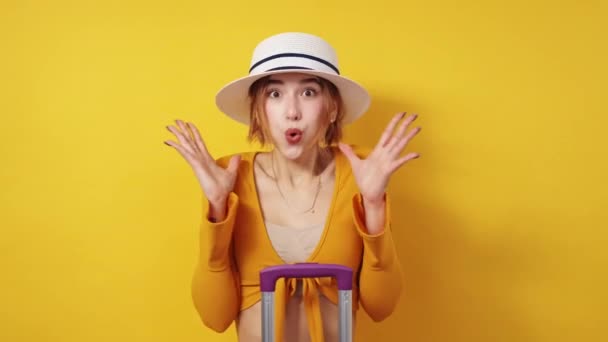 Travel Excitement Expressive Woman Vacation Trip Happy Amazed Lady Summer — Vídeos de Stock