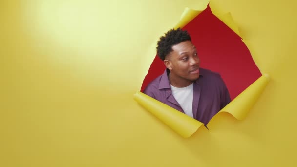 休日の販売 好奇心旺盛な黒人男性 広告の背景 驚きの肖像画3人の男見から黄色混乱紙上の赤1上のコピースペースによって — ストック動画