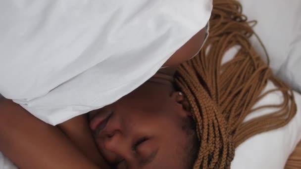 垂直录像 醒醒吧早上的压力 提前唤醒抗议 男人的手惹恼了睡在床上不肯起床的懒惰女人 — 图库视频影像