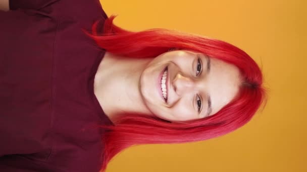 垂直录像 快乐的脸 积极的情绪 乐观的生活方式 在橙色背景下笑容满面的红头发可爱女孩的画像 — 图库视频影像