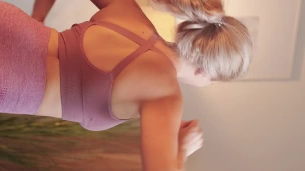 Vertikal Video Stretchövning Sportkvinna Livsstil Baksida Frisk Kvinna Sportkläder Vända — Stockvideo