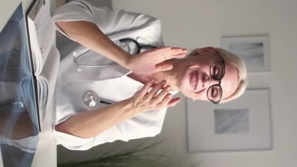 垂直录像 在线会议 女医生正式会议 戴眼镜的快乐女人 在明亮的房间里拍手的白人 — 图库视频影像