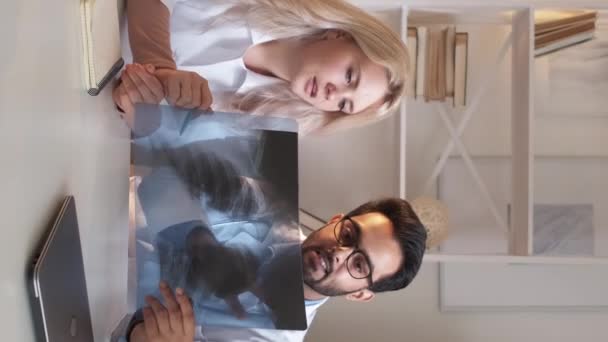 Vertical Video Lungs Disease Colleagues Discussion Correct Diagnosis Man Woman — Stockvideo