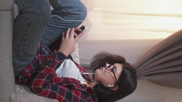 Вертикальное Видео Мобильный Досуг Цифровые Онлайн Домашний Отдых Расслабленная Женщина — стоковое видео