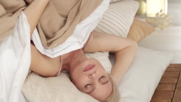 Vertical Video Enjoying Morning Napping Woman Leisure Weekend Peaceful Middle — Vídeo de Stock