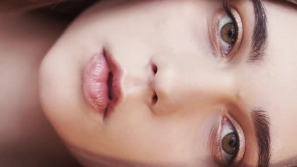 Вертикальное Видео Красота Моды Женская Модель Уход Лицом Красивая Брюнетка — стоковое видео