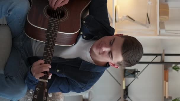 Вертикальное Видео Домашняя Музыка Поющий Человек Творческая Жизнь Счастливый Гитарист — стоковое видео