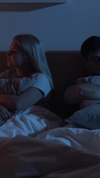 Gücenmiş Bir Çift Lişki Sorunu Evlilik Sorunu Karanlik Gece Yatak — Stok video
