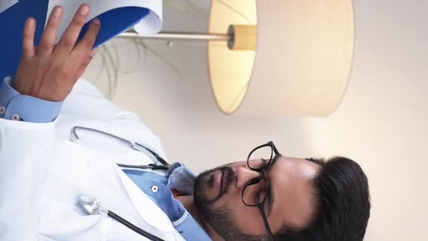 Video Vertikal Kepala Dokter Bekerja Rutin Laporan Obat Pria Cerdas — Stok Video