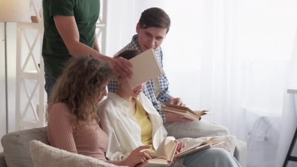 Book Club Curious Friends Home Leisure Happy Male Female Couple — Stock video