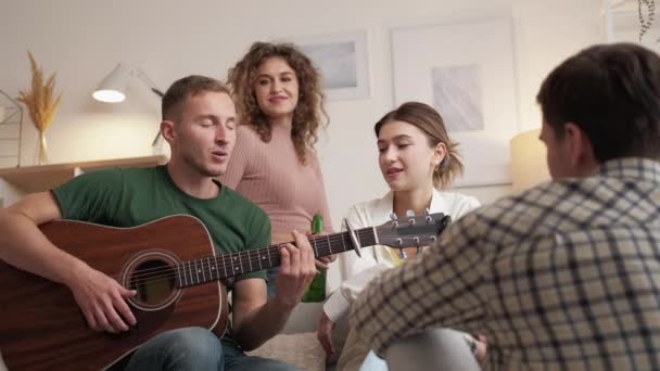 Acoustic Music Happy People Home Meeting Excited Man Playing Guitar — Vídeo de Stock