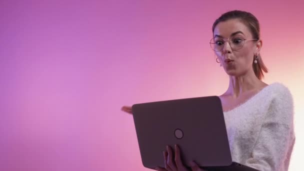 Spännande Arbete Imponerad Kvinna Neonljus Porträtt Uttryckande Överraskad Dam Pekar — Stockvideo