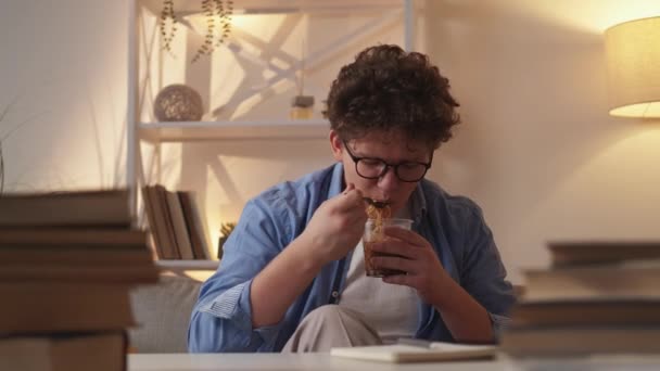 Απολαμβάνω Γρήγορο Φαγητό Ευτυχισμένος Άνθρωπος Σπιτικό Δείπνο Casual Smart Guy — Αρχείο Βίντεο