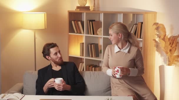 Interesting Talk Office Colleagues Coffee Break Friendly Woman Explaining Point — Stock video