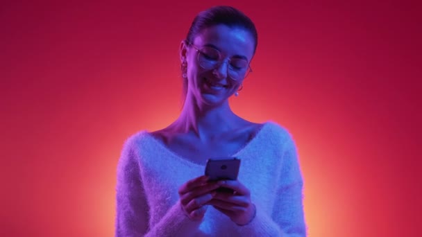 Mobile Communication Happy Woman Neon Light Portrait Joyful Pleased Lady — Video