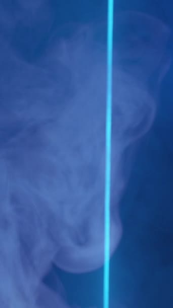 垂直录像 彩色蒸气 霓虹灯 明亮的光线 模糊的蓝色线条在抽象的自由空间呈现背景下发出浓烟 — 图库视频影像