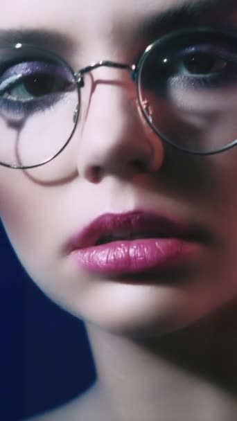 Vertical Video Optic Fashion 90S Face Retro Look Closeup Portrait — Vídeo de stock