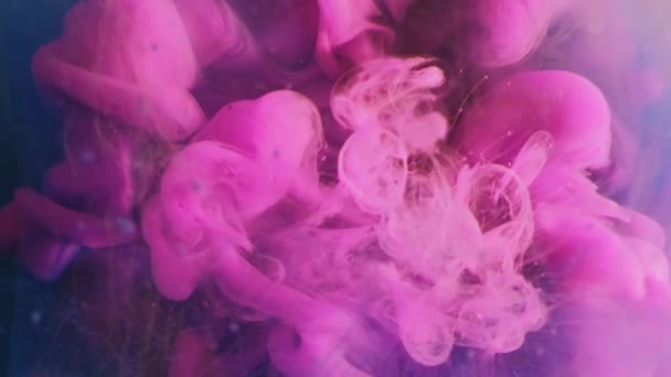 煙が出る インクの水 幻想的な爆発 ピンクブルーペイント流体スプラッシュミックス蒸気雲拡散モーションアート抽象的な背景 — ストック動画