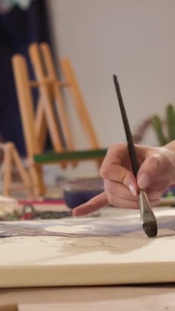 垂直ビデオ 趣味を描く アートのインスピレーション 創造的な才能 職場でキャンバスに水彩画の作品を作るブラシを使って女性アーティストの手を閉じる — ストック動画