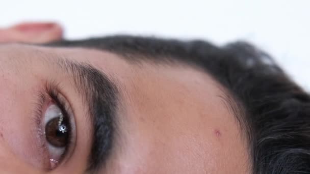 Vertikal Video Ansiktsbehandling Snygg Man Skönhet Kosmetologi Halv Ansikte Brunett — Stockvideo