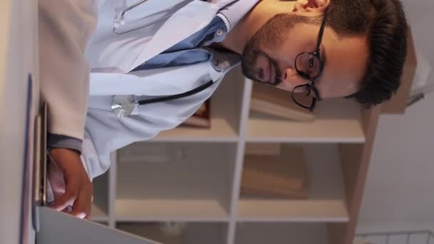 Vertikal Video Manlig Läkare Doktorsavhandling Utbildningsforskning Smart Man Skriva Rullning — Stockvideo