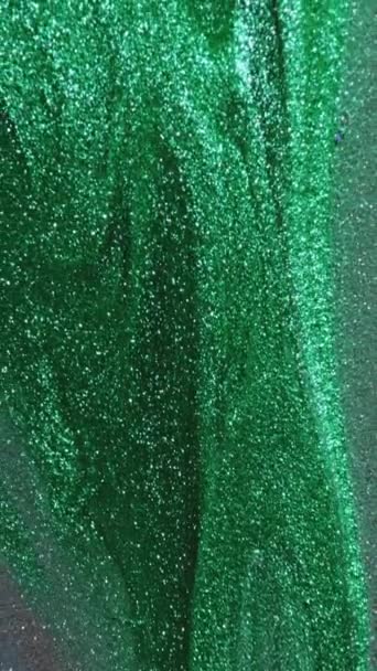 垂直录像 真尼液 墨水流 幻想瀑布 脱色的闪光绿色闪光纹理涂料运动抽象背景 — 图库视频影像
