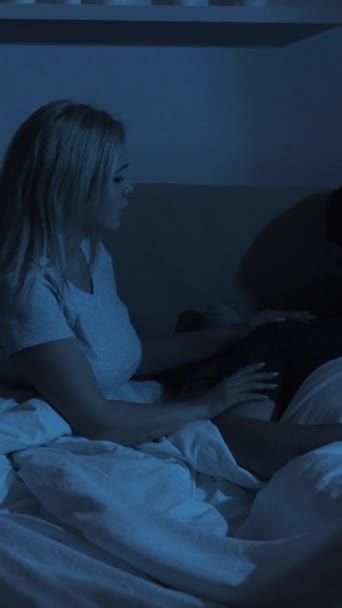 Nächtliches Paar Problem Sexuelle Dysfunktion Unterstützende Ehefrau Aufmunternd Deprimiert Beschämt — Stockvideo