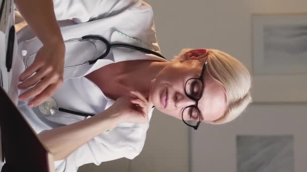 Vertikal Video Medicinsk Forskning Trött Kvinna Hårt Arbete Utmattad Kvinnlig — Stockvideo