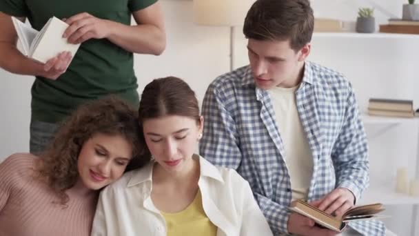 Study Together Curious Students Interesting Books Happy Male Female Friends — Vídeo de stock