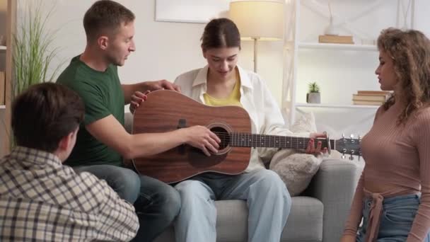 Guitar Lesson Supportive Friends Home Meeting Inspired Boyfriend Trying Teach — Stockvideo