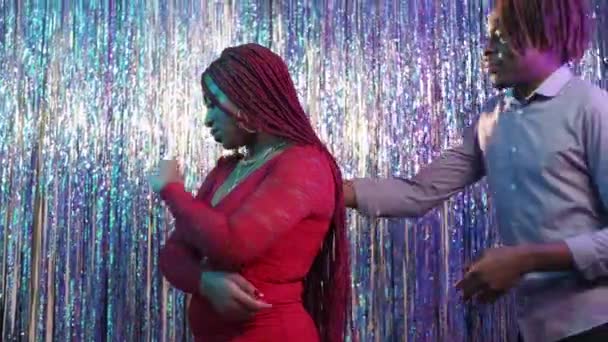 支助关系 亲爱的夫妇 糟糕的派对善良的黑人男人拥抱着悲伤的女人 在闪烁着瀑布幕的背景上平静下来 — 图库视频影像