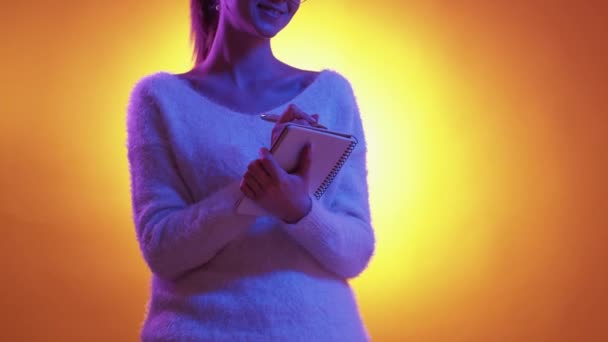 Planning Woman Insiration Mood Neon Light Portrait Unrecognizable Happy Lady — Vídeo de Stock