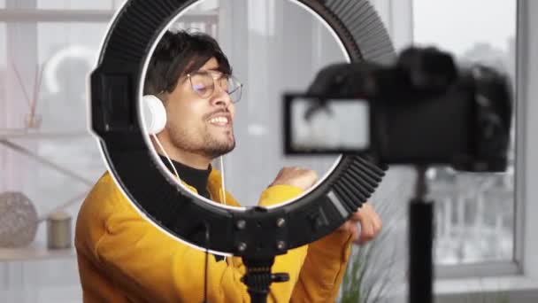 Music Vlog Live Streaming Influencer Show Amused Energetic Joyful Guy — Vídeo de Stock