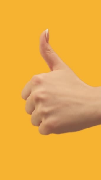 垂直录像 反馈信号 好得很调查评级 2圈橙色背景中的女性手举着大拇指朝下投票 — 图库视频影像