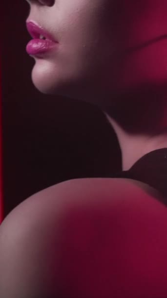 垂直录像 90年代时尚 霓虹灯的美丽迪斯科看 深红色粉红闪光灯下自信少女模特儿相貌的裁剪 — 图库视频影像