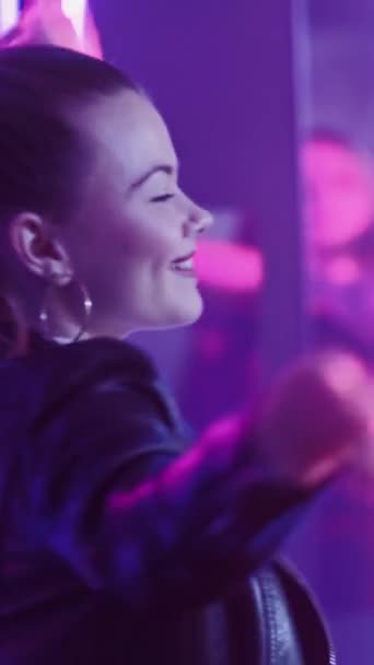 Святкуванням Неонова Світла Жінка Раптова Вечірка Ідеалізована Пані Танцює Нічному — стокове відео