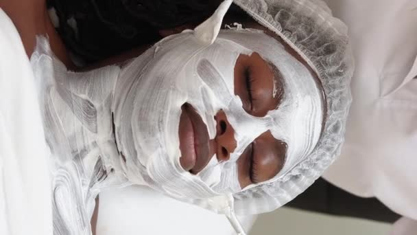 Vertical Video Facial Care Relaxed Woman Salon Treatment Beautician Applying — Vídeo de stock