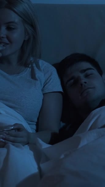 Nocny Film Późna Rozrywka Wypoczynek Domu Podekscytowana Żona Ciesząca Się — Wideo stockowe