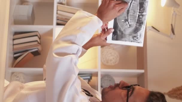 Video Vertikal Konsultasi Dokter Gigi Dokter Pria Pertemuan Online Pria — Stok Video
