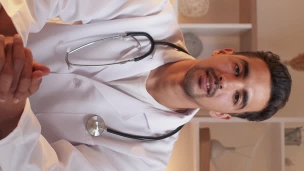 Lodret Video Virtuelt Møde Mandlig Læge Lægehjælp Professionel Mand Hvide – Stock-video