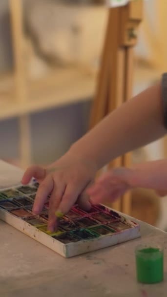 Вертикальное Видео Детское Хобби Картина Пальцами Нешкольные Занятия Неузнаваемая Талантливая — стоковое видео