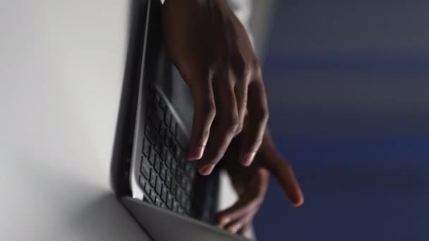 Κάθετο Βίντεο Απομακρυσμένη Δουλειά Ψηφιακές Επιχειρήσεις Άντρας Επιχειρηματίας Χέρια Δακτυλογράφηση — Αρχείο Βίντεο