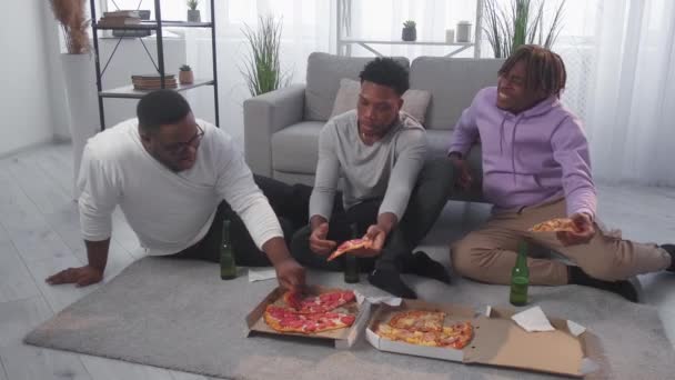 Delicious Pizza Relaxed Black Men Enjoying Meeting Hipster Guys Talking — Vídeos de Stock