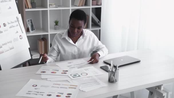 商业分析 战略计划 项目管理 聪明的女执行人员在明亮的现代家庭办公室内部的白色工作场所用图表工作 — 图库视频影像